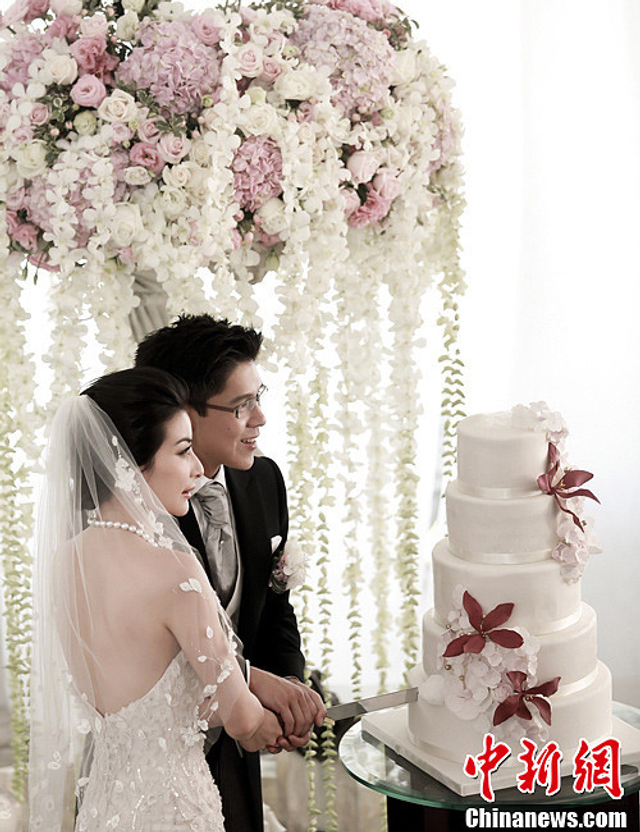 霍启刚和郭晶晶在香港举行婚礼注册