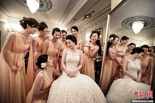 霍启刚和郭晶晶在香港举行婚礼注册