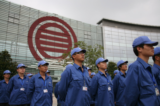 潍柴2012年新进大学生在科技大楼前广场