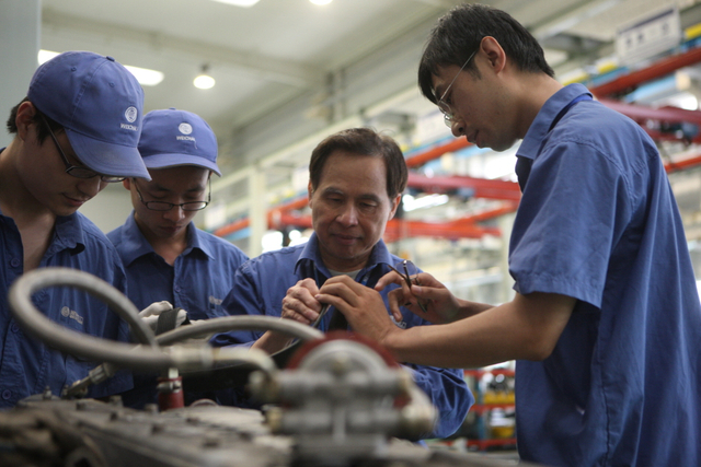 潍柴师傅在向新学员传授技能知识