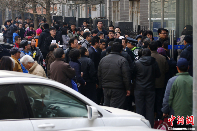 等待办理业务的人排成长队