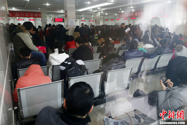 税务大厅里人山人海