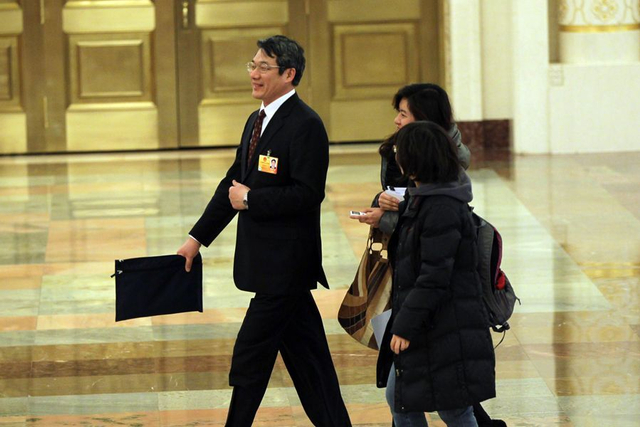 12年两会期间刘铁男紧走几步摆脱记者追访