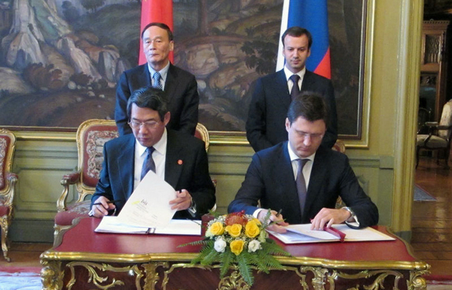 去年12月刘铁男与俄方签署合作文件