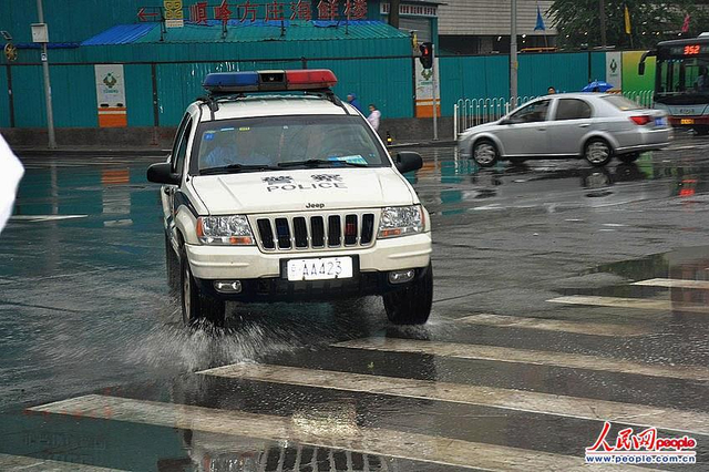 刘志军案宣判当日 记者冒雨蹲守法院