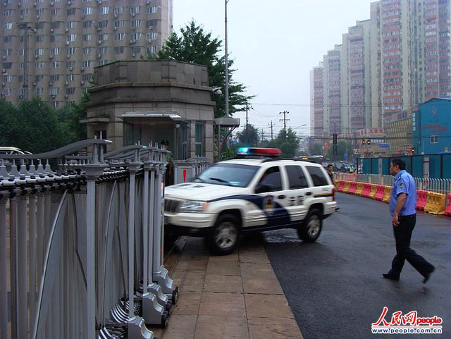 刘志军案宣判当日 记者冒雨蹲守法院