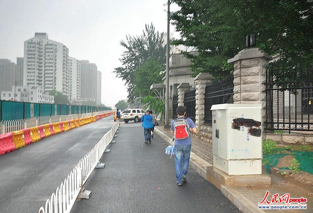 刘志军案宣判当日 记者冒雨蹲守法院