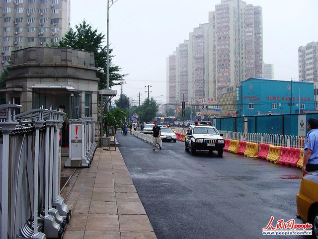 刘志军案宣判当日 记者冒雨蹲守法院