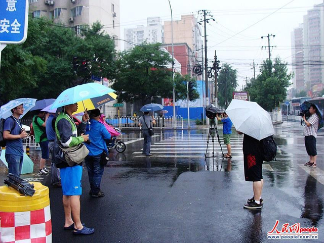 刘志军案宣判当日 记者冒雨蹲守法院