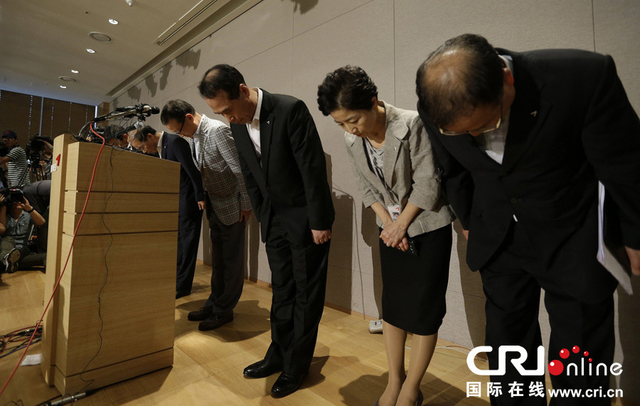 韩亚航空公司总裁就客机坠毁鞠躬道歉