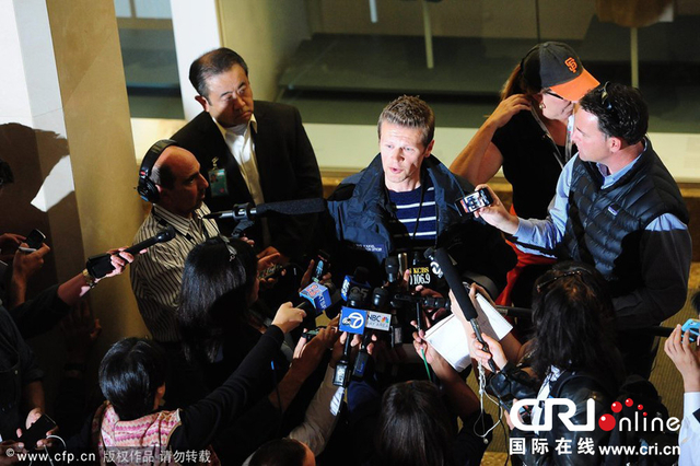 一名机场公共信息官员回答媒体提问