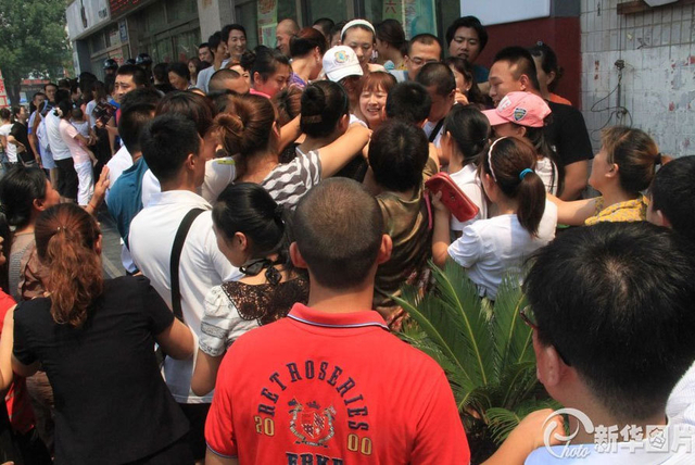 山东大妈疯抢黄金引特警