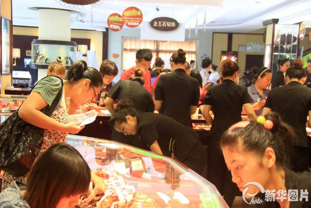 山东大妈疯抢黄金-引发特警出动