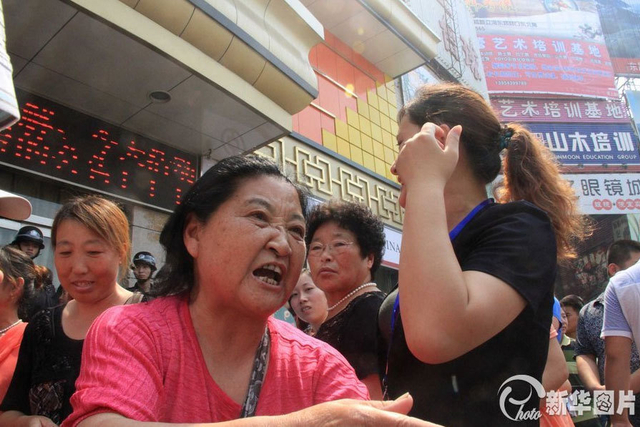 山东大妈疯抢黄金-引发特警出动