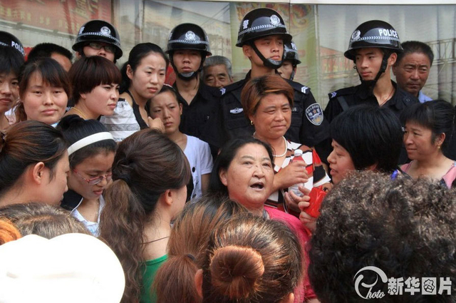 山东大妈疯抢黄金-引发特警出动