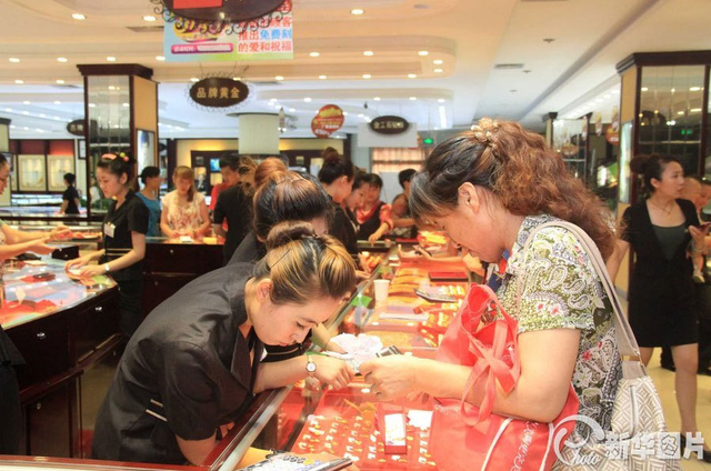 山东大妈疯抢黄金-引发特警出动