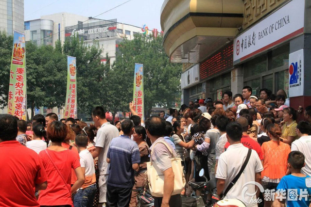 山东大妈疯抢黄金-引发特警出动