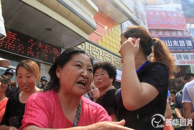 山东大妈疯狂抢购黄金 场面Hold不住特警出动