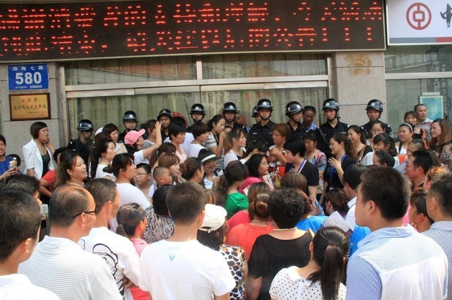 山东大妈疯狂抢购黄金 场面Hold不住特警出动