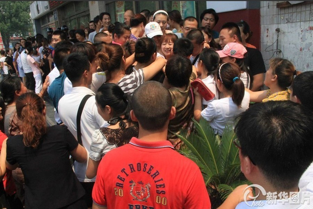 山东大妈疯狂抢购黄金 场面Hold不住特警出动