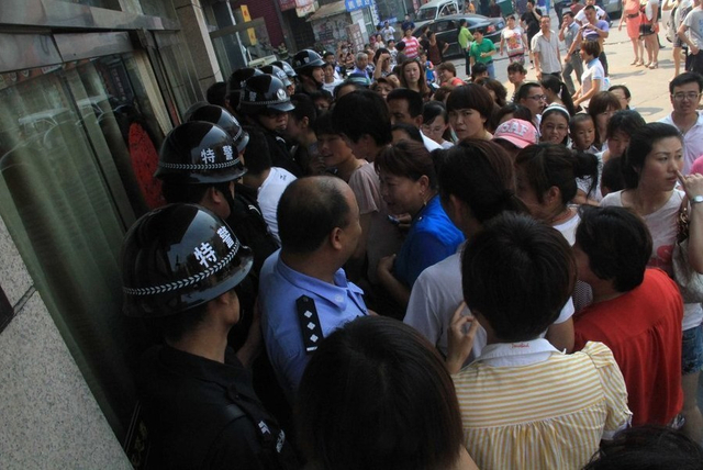 山东大妈疯狂抢购黄金 场面Hold不住特警出动