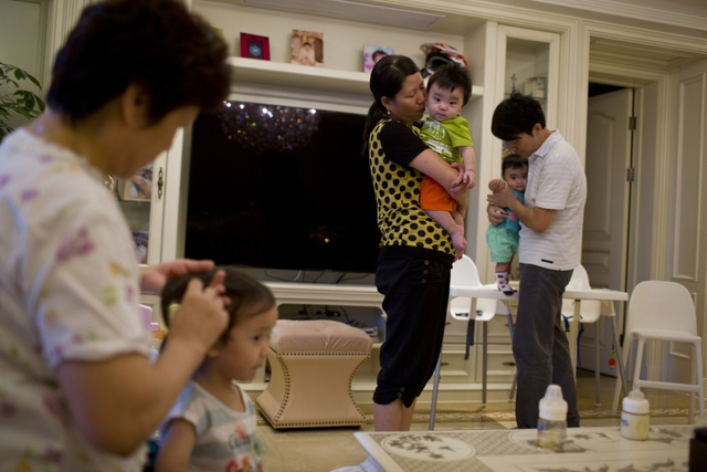 江托尼和保姆在照顾孩子