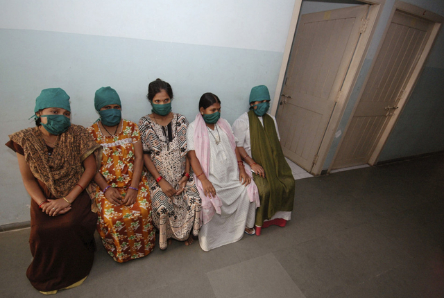 坐在帕特尔诊所椅子上待检查的代孕印度妇女