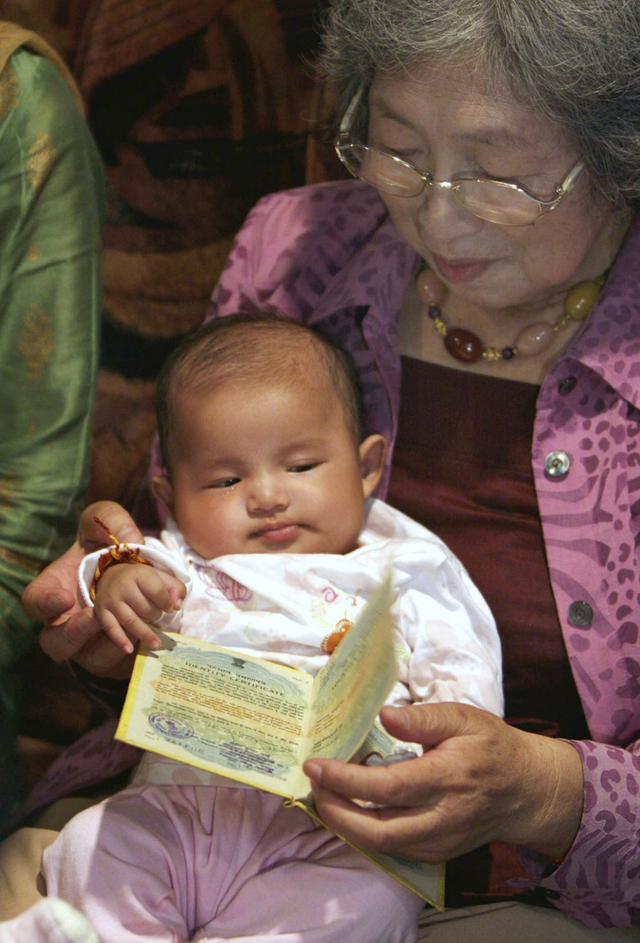 2008年一位日本祖母与代孕获得的孙女在一起