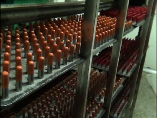 雅客金冠蜡笔小新使用垃圾皮料明胶生产糖果