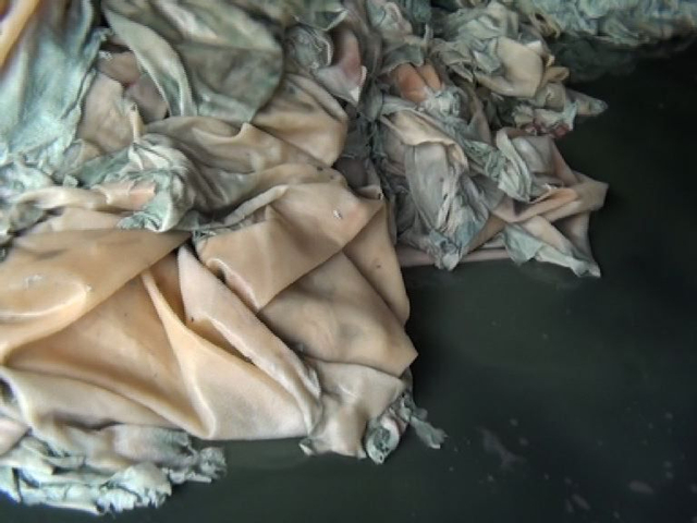 雅客金冠蜡笔小新使用垃圾皮料明胶生产糖果