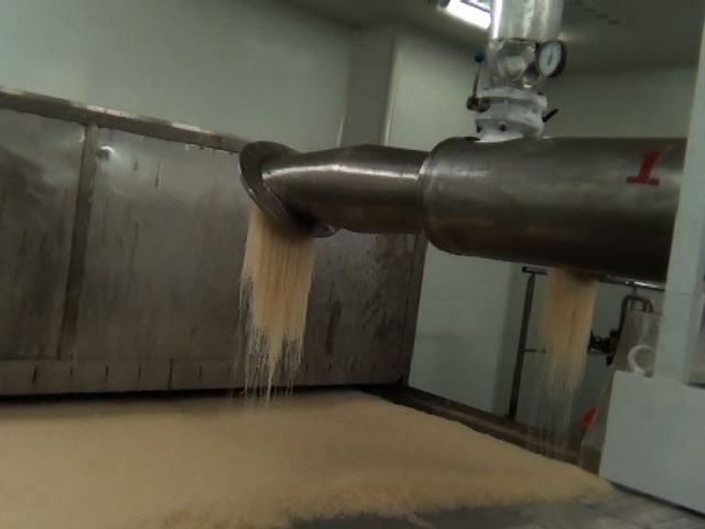 雅客金冠蜡笔小新使用垃圾皮料明胶生产糖果