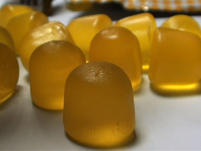 雅客金冠蜡笔小新使用垃圾皮料明胶生产糖果