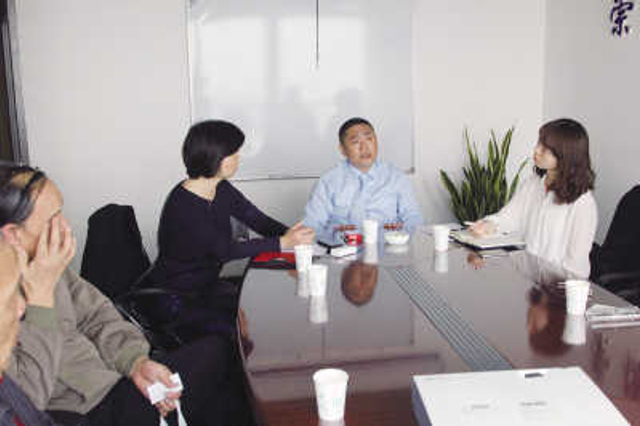 甘国龙(中)是最早接触超日债债民的律师之一