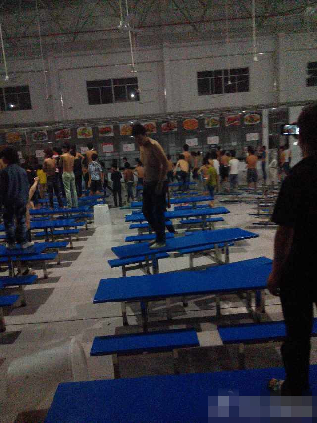 格兰仕2000名工人打砸工厂 特警进厂戒备