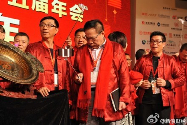 中国最有钱的人竟也爱自拍