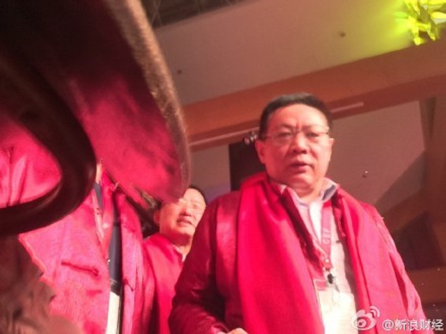 中国最有钱的人竟也爱自拍