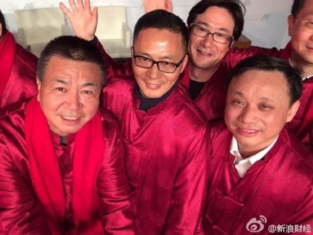 中国最有钱的人竟也爱自拍