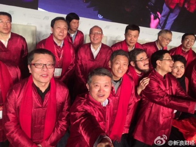 中国最有钱的人竟也爱自拍