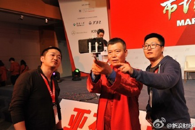 中国最有钱的人竟也爱自拍