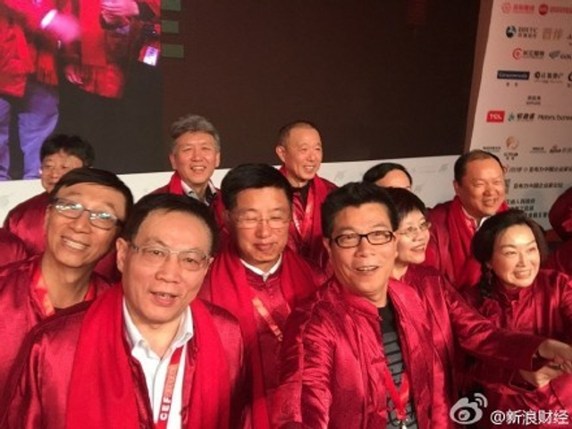 中国最有钱的人竟也爱自拍