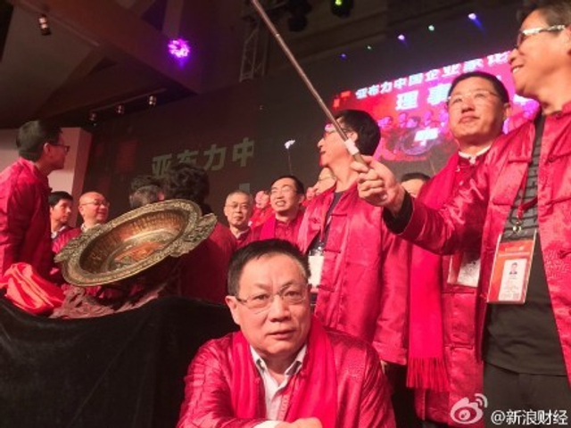 中国最有钱的人竟也爱自拍