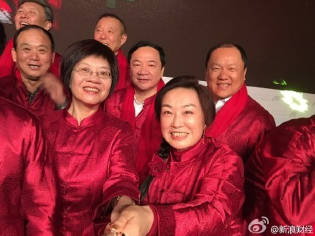 中国最有钱的人竟也爱自拍