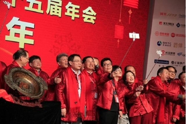 中国最有钱的人竟也爱自拍