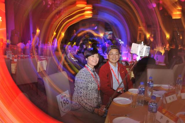 中国最有钱的人竟也爱自拍