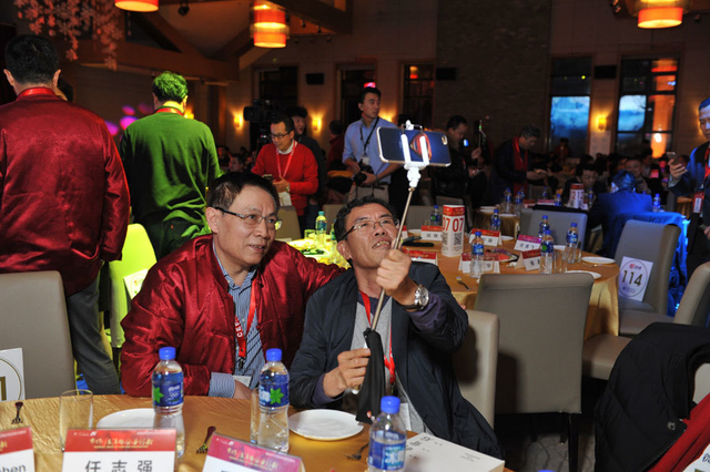 中国最有钱的人竟也爱自拍