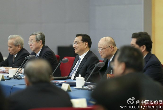 李克强与委员握手