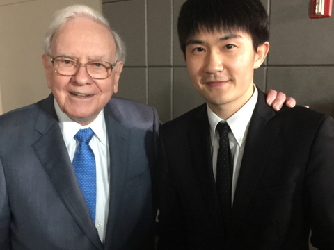 巴菲特接受独家专访后与新浪财经孙思远合影