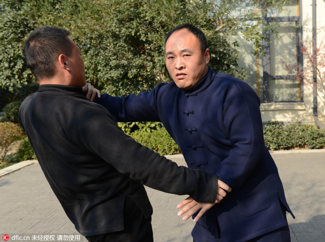 看完马云王健林的保镖再看李嘉诚的 不能比！ 