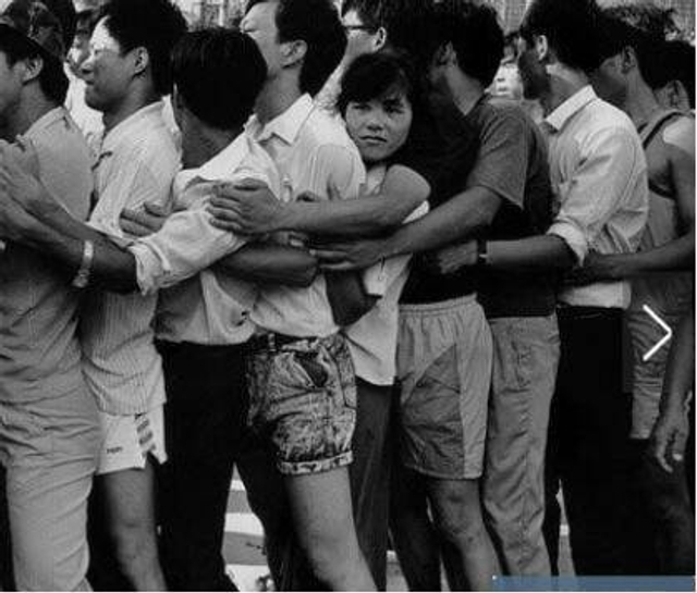 百万股民汇集深圳抢购股票认购证