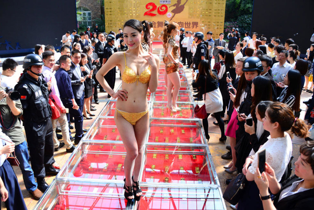 666块金砖打造亿元舞台 模特穿黄金内衣走秀 